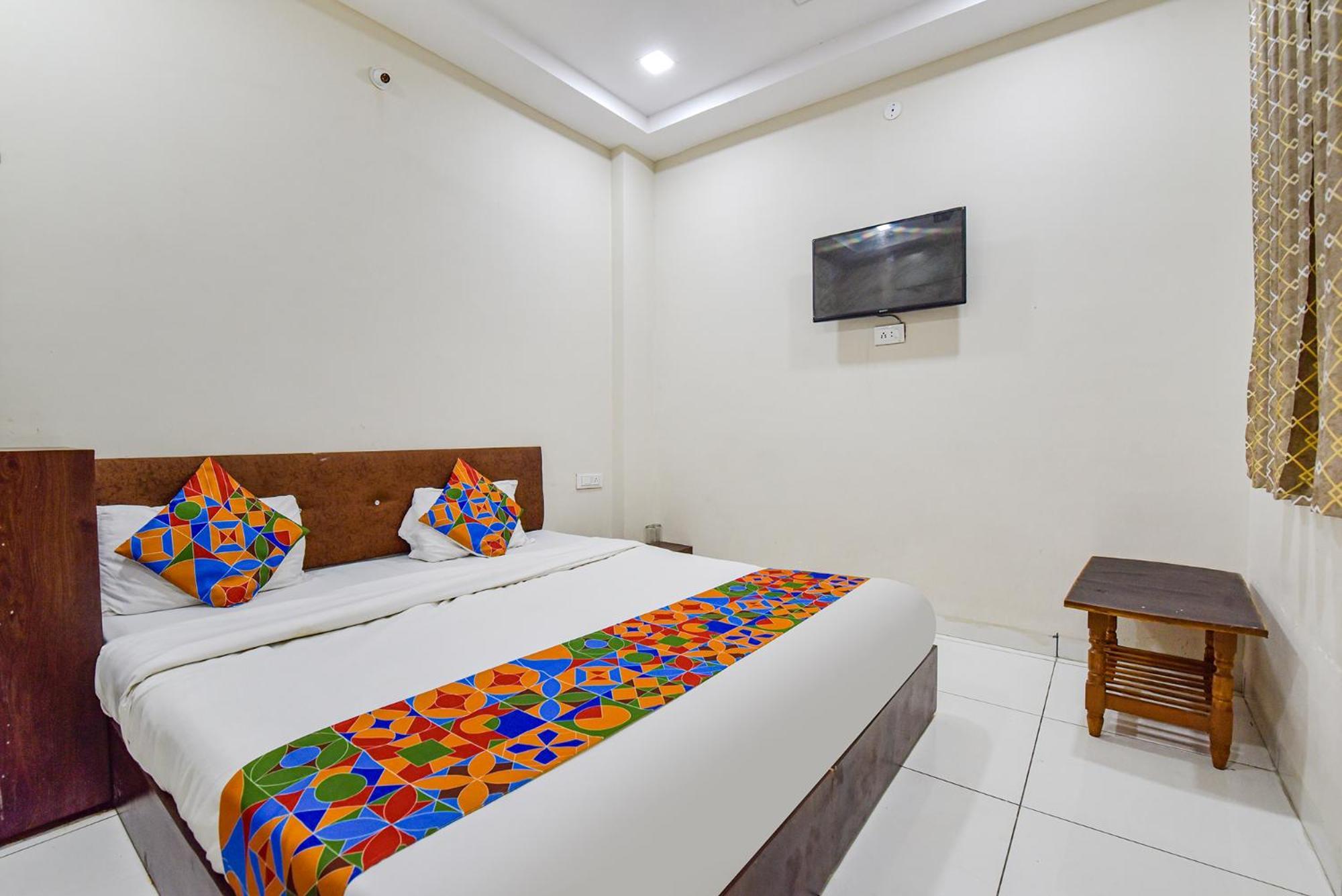 Fabexpress Devani Palace Ujjain Exterior photo